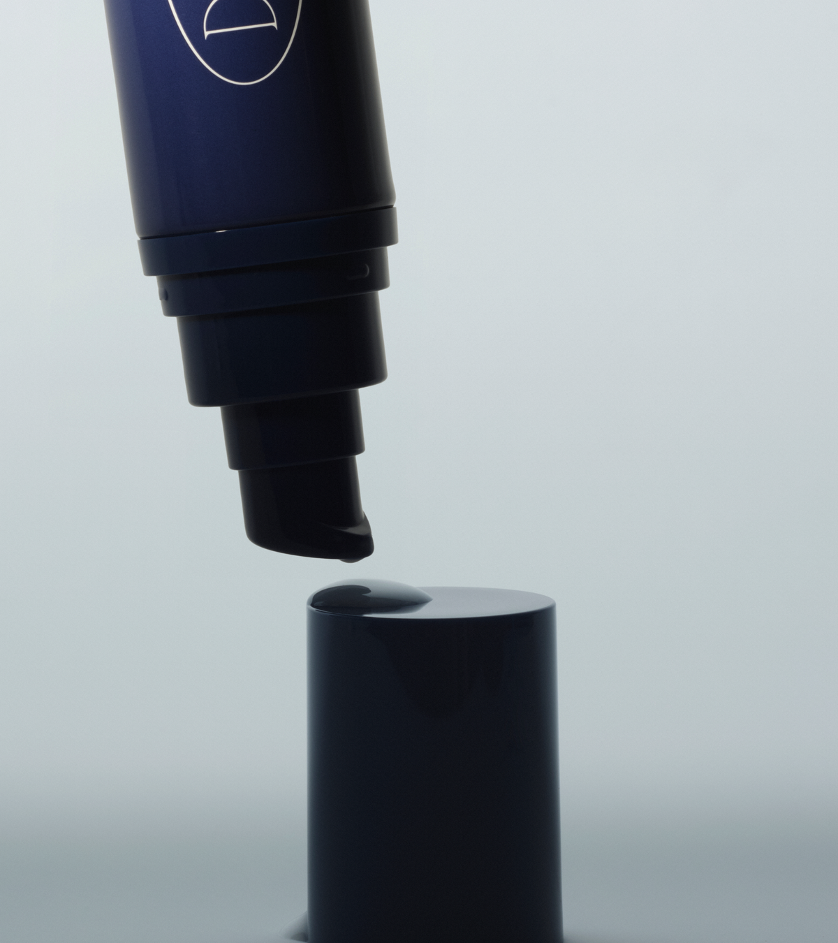 dieux Dieux-the-glow-ritual-serum-bottle-dispensing-drop-01.